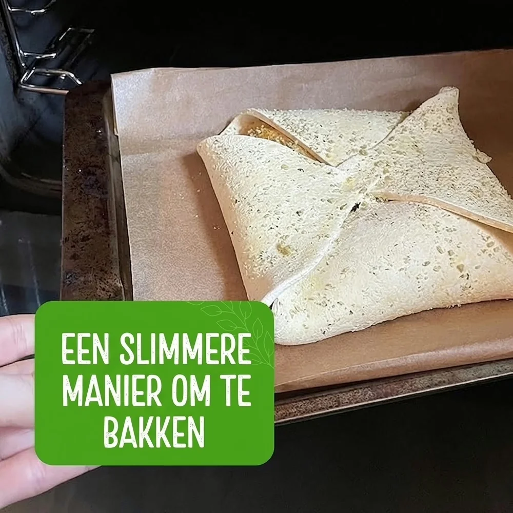 Gevouwen deeg gebakken op Eco Green Living natuurlijk bakpapier op een bakplaat in de oven