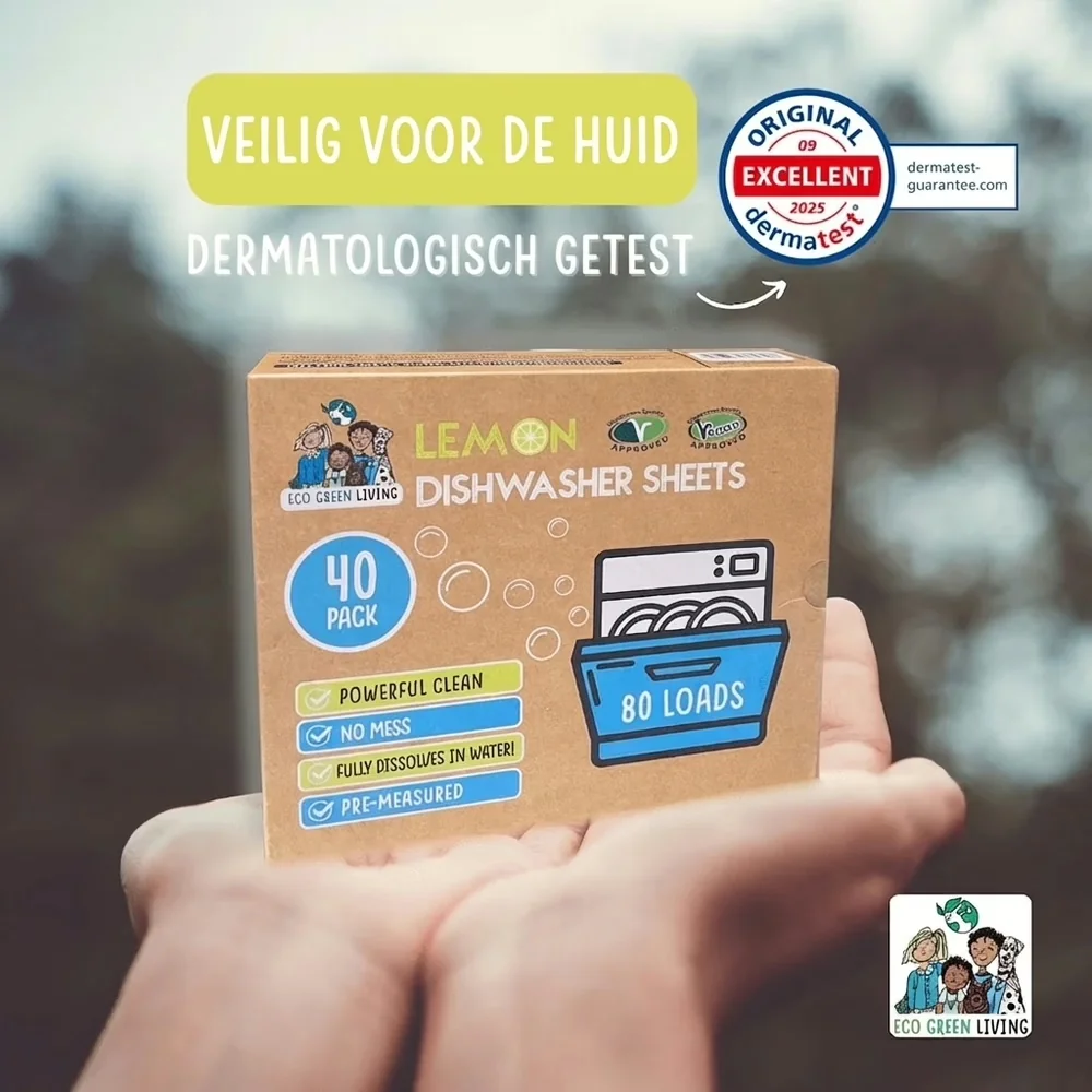 Twee handen houden een doosje Eco Green Living citroen vaatwasstrips vast, 40 stuks goed voor 80 wasbeurten