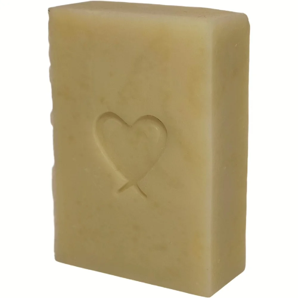 Habeebee Savon Doux, beige bio zeep van 100g met bijenwas en ingedrukt hartmotief
