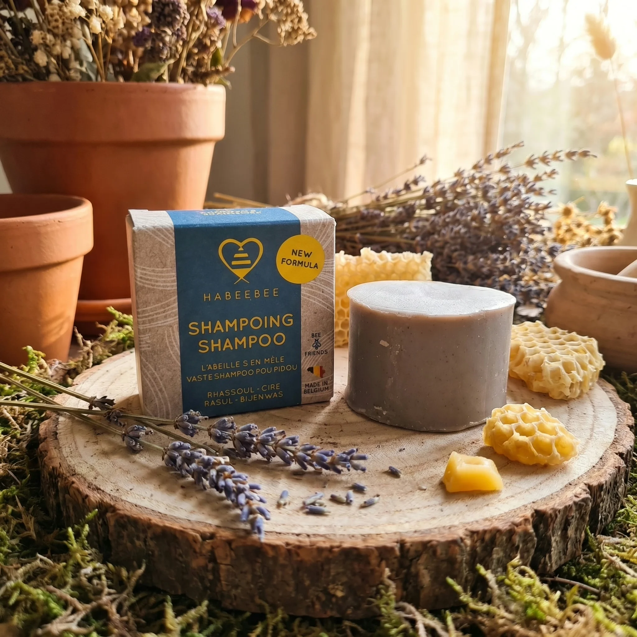 Habeebee vaste shampoo L'Abeille S'en Mêle tussen lavendel en honingraat op een houten plank