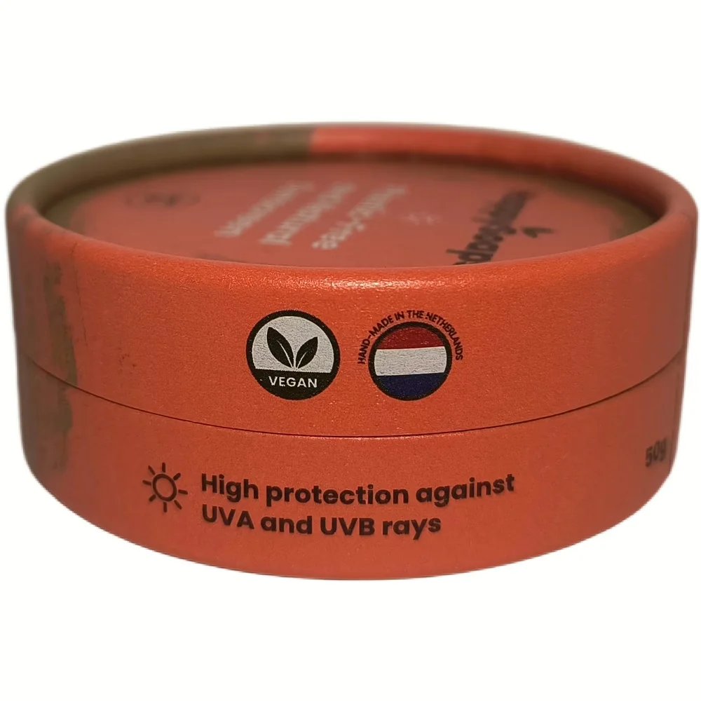 Zijkant van kartonnen doosje HappySoaps Natuurlijke Zonnebrand SPF 50 met vegan label en Nederlandse vlag
