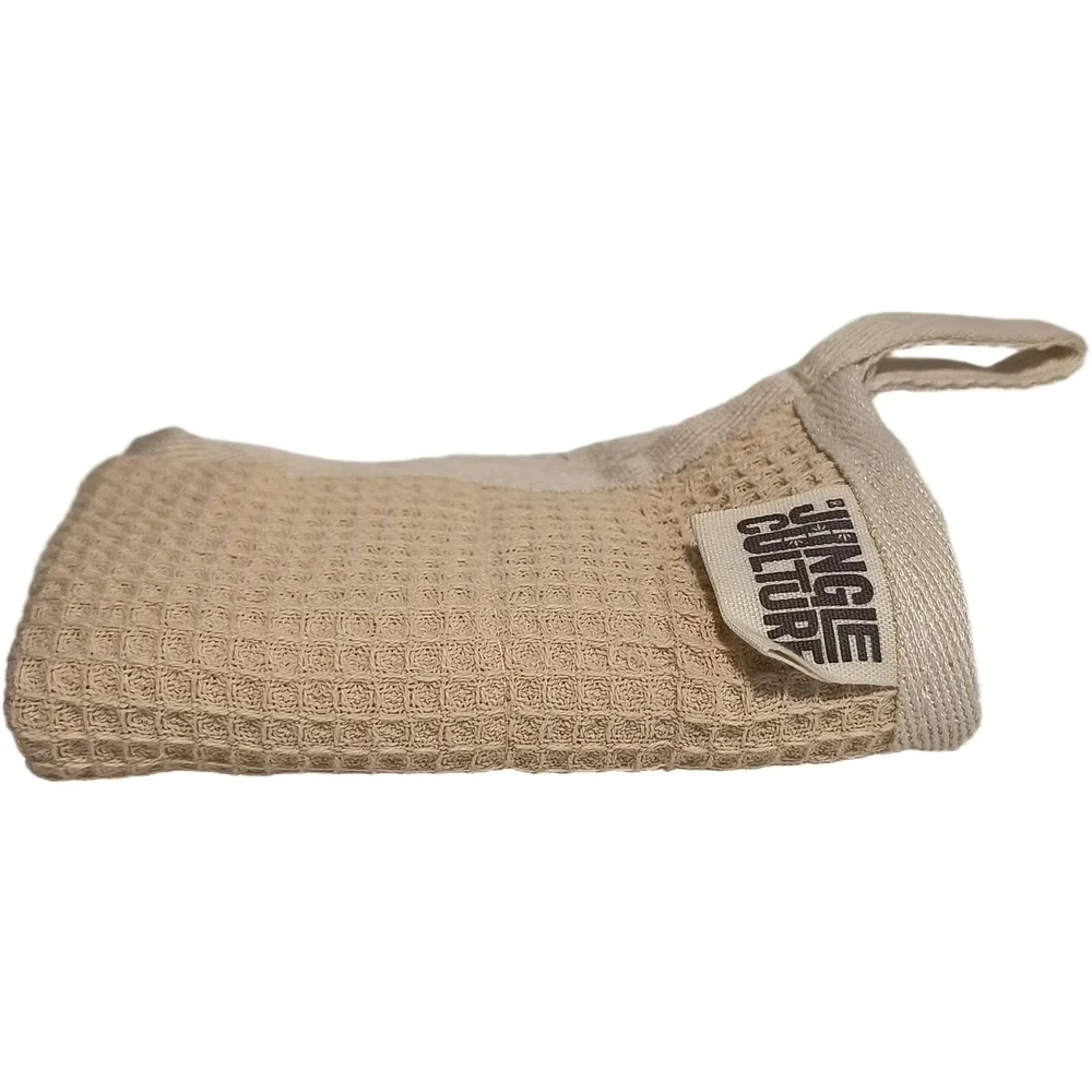 Gevouwen beige biologische afwasdoek met wafelstructuur en label van Jungle Culture