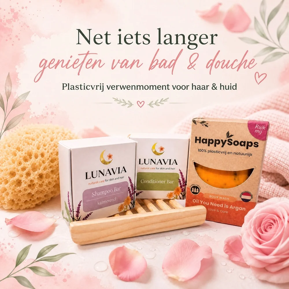 Lunavia Shampoo Bar en Conditioner Bar op een houten zeephouder naast HappySoaps Body Wash Oil You Need is Argan, tussen rozenblaadjes en een spons