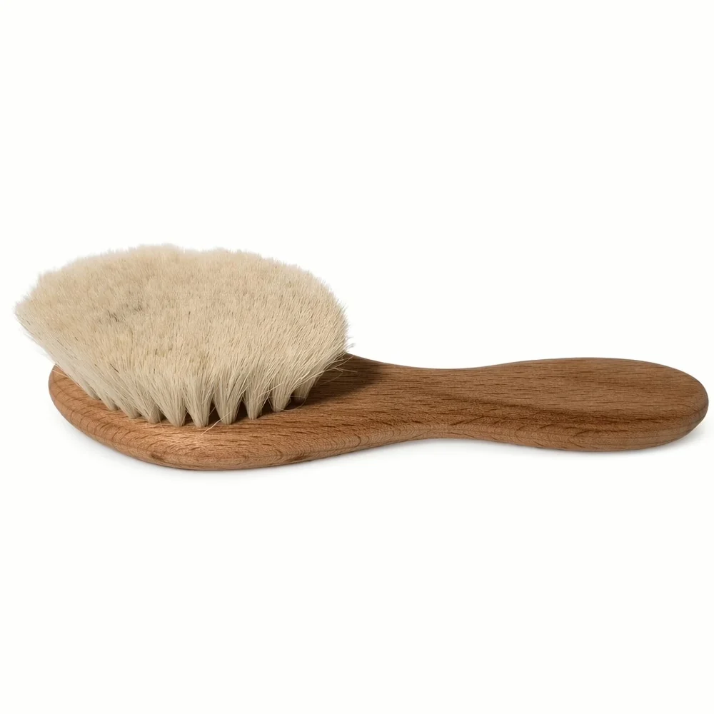 Purely Wood natuurlijke babyborstel met geolied beukenhouten handvat en zachte geitenharen, zijaanzicht