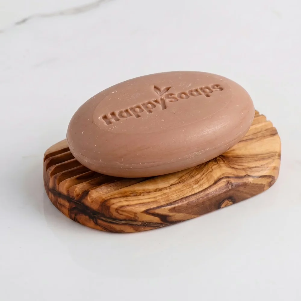 Ovaal olijfhouten zeepbakje van Purely Wood met een bruine HappySoaps zeep erop