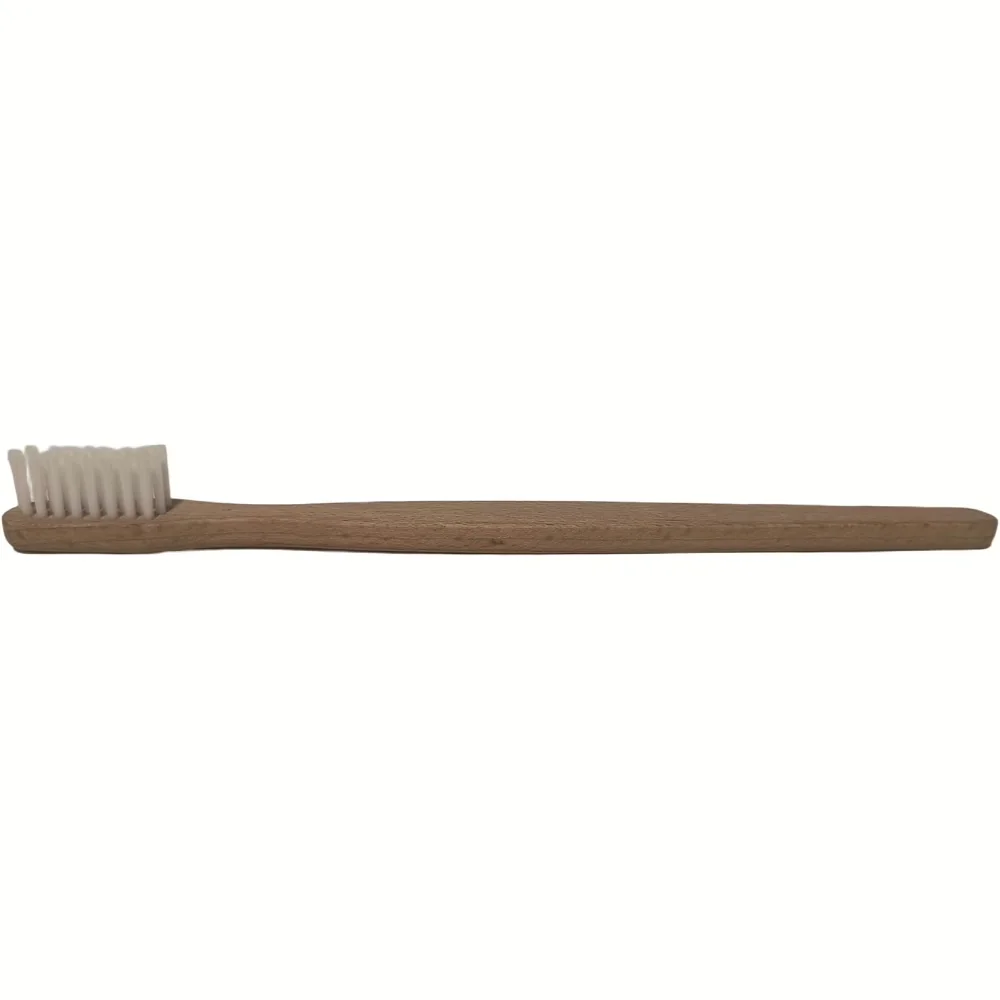 Zijaanzicht van de Purely Wood tandenborstel voor volwassenen met beukenhouten steel en witte nylon haren