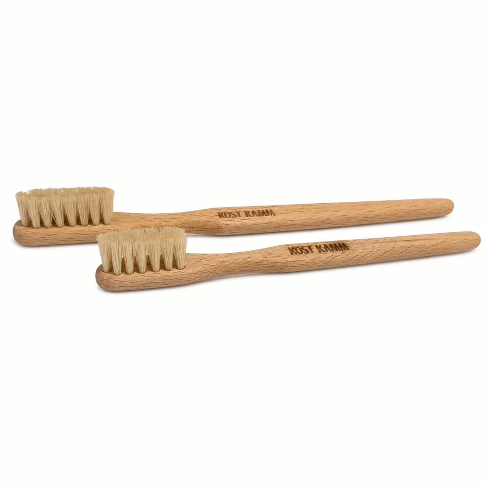 Twee beukenhouten tandenborstels met varkenshaar borstelkop van Purely Wood, plasticvrij poetsen