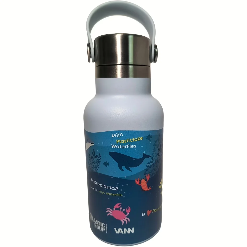 VANN Kids Bottle in Ocean Blue met zeedieren en tekst "Mijn Plasticloze Waterfles" van Plastic Soup Foundation
