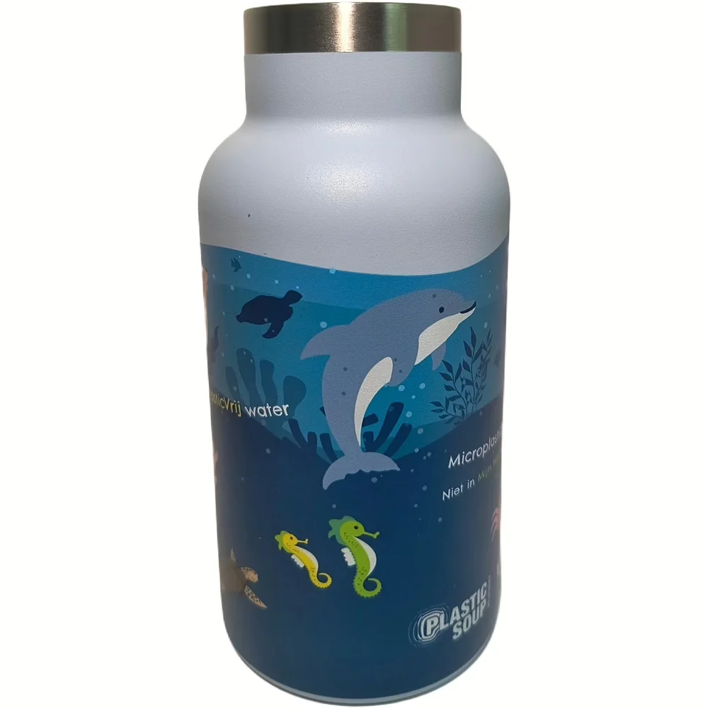 VANN bottles Plastic Soup Foundation kids bottle in Ocean Blue met dolfijn en zeepaardjes, zijaanzicht fles