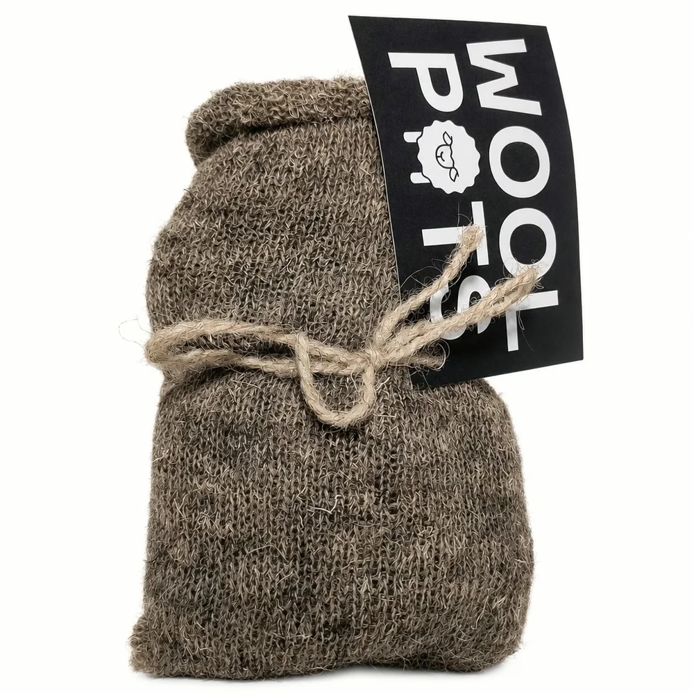 Wool Pots biologisch kweekpotje van wol, samengebonden met touw en voorzien van een label