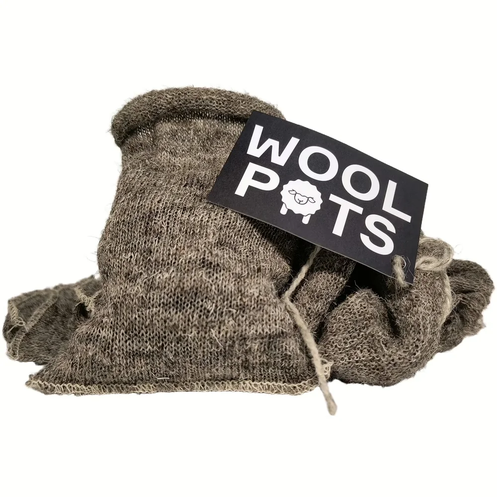 Wool Pots biologisch gevilte wolpotje met zwart merklabel op witte achtergrond