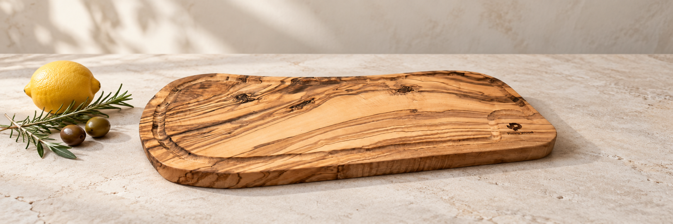 Olijfhouten snijplank van Purely Wood, brede sfeerfoto boven de productbeschrijving